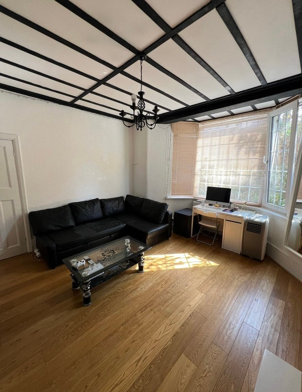 Room Coppetts Close in Greater London