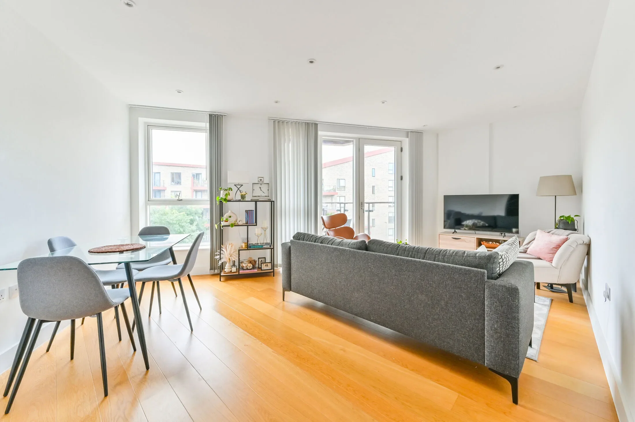 Flat Tollgate Gardens in City of Westminster