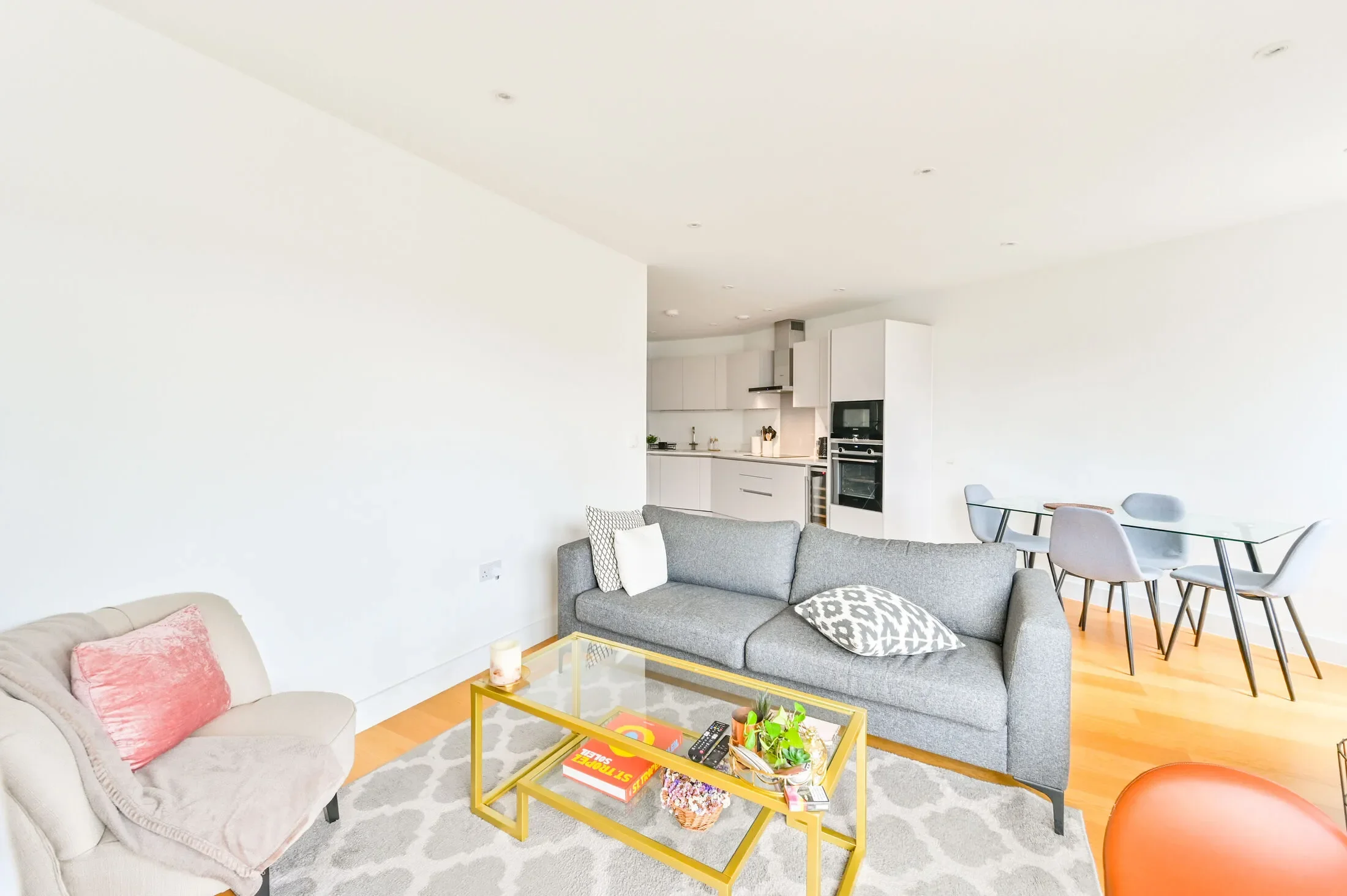 Flat Tollgate Gardens in City of Westminster