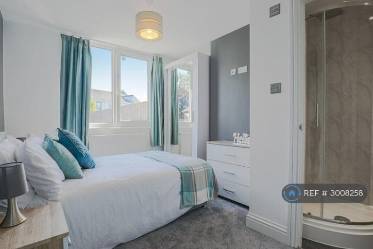 Room Mona Road in East Staffordshire