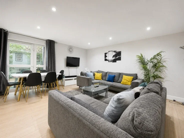 Flat Westferry Road in Greater London