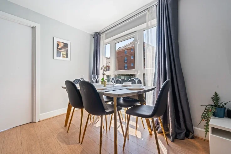 Flat Westferry Road in Greater London
