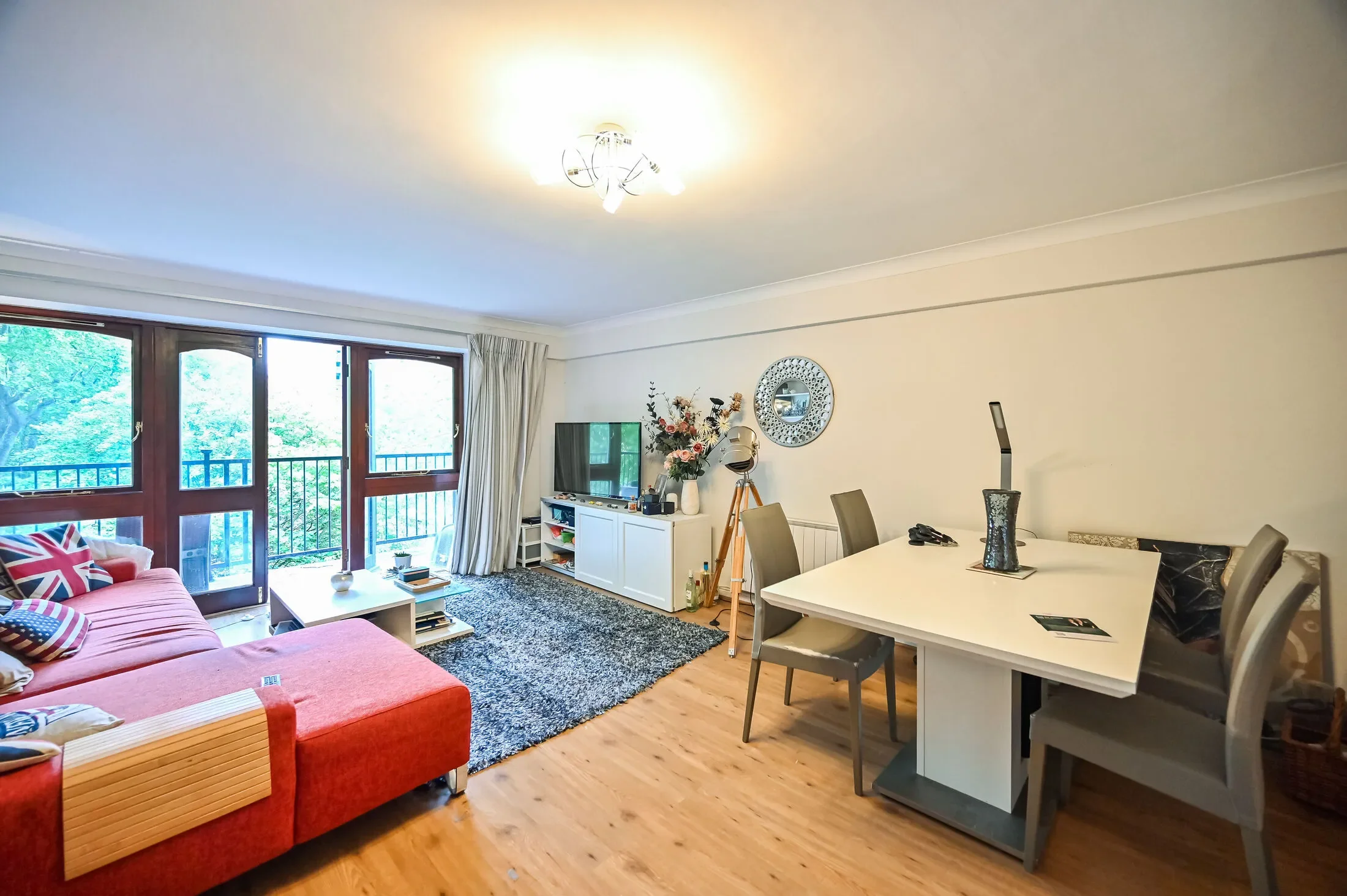Flat Graces Alley in Greater London