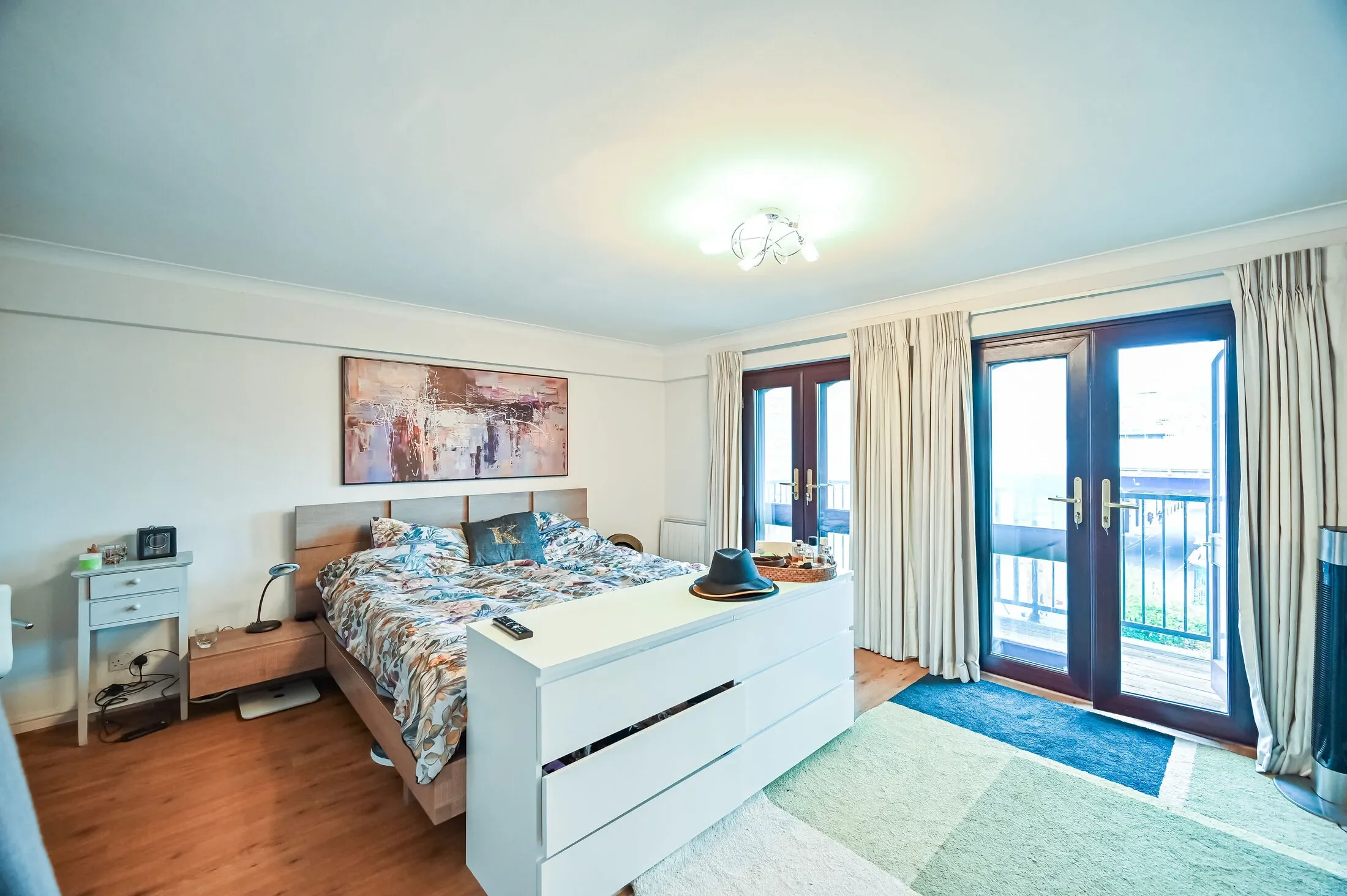 Flat Graces Alley in Greater London