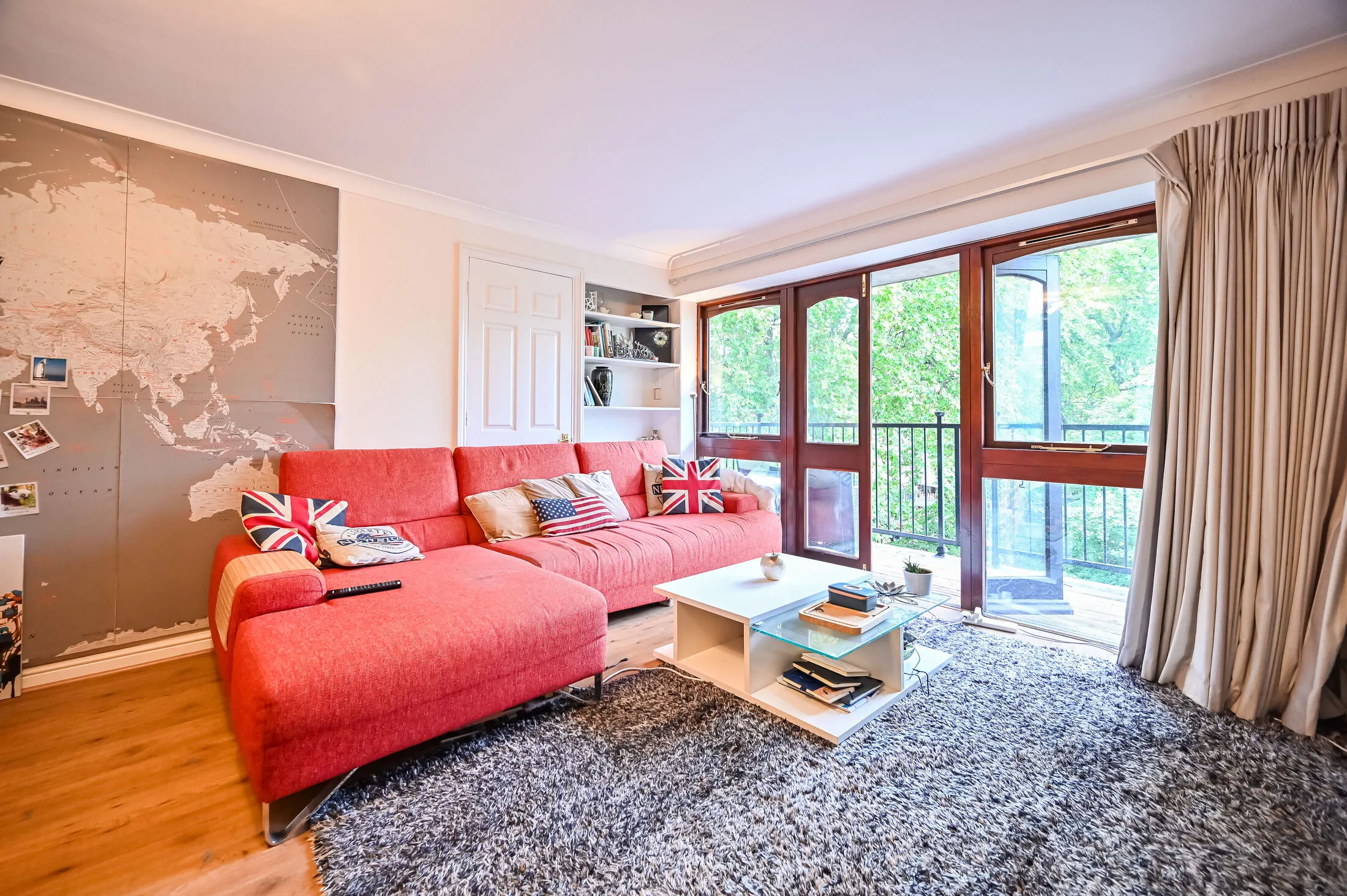 Flat Graces Alley in Greater London