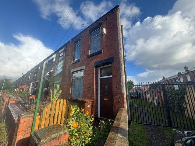 Flat Peel Street in Leigh