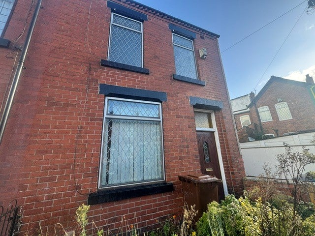Flat Peel Street in Leigh