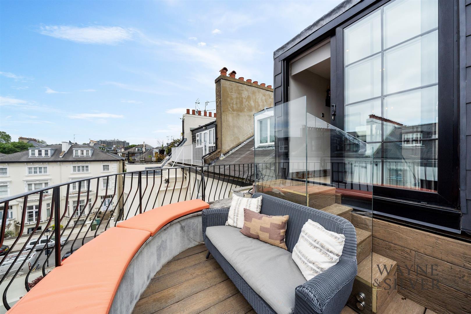 Flat Belsize Square in Greater London