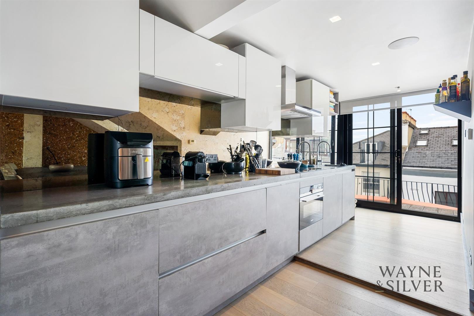 Flat Belsize Square in Greater London