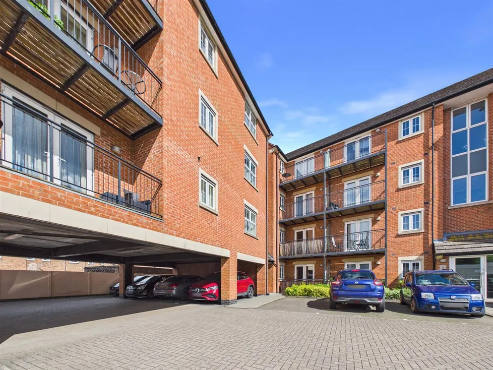 Flat Queen Street in Charnwood