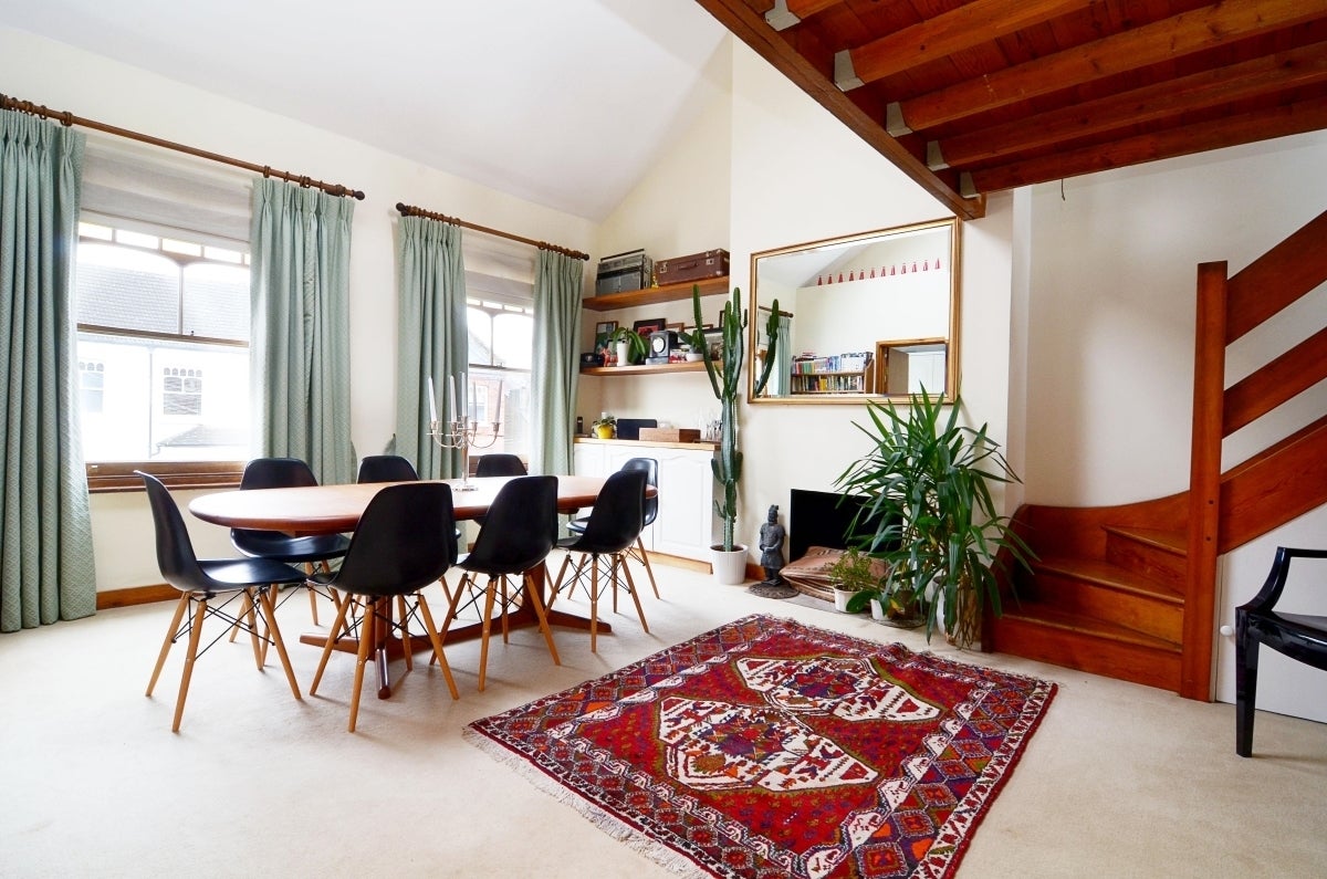 Flat Ennismore Avenue in Greater London