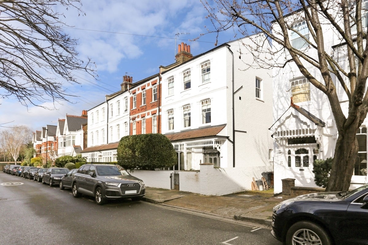 Flat Ennismore Avenue in Greater London