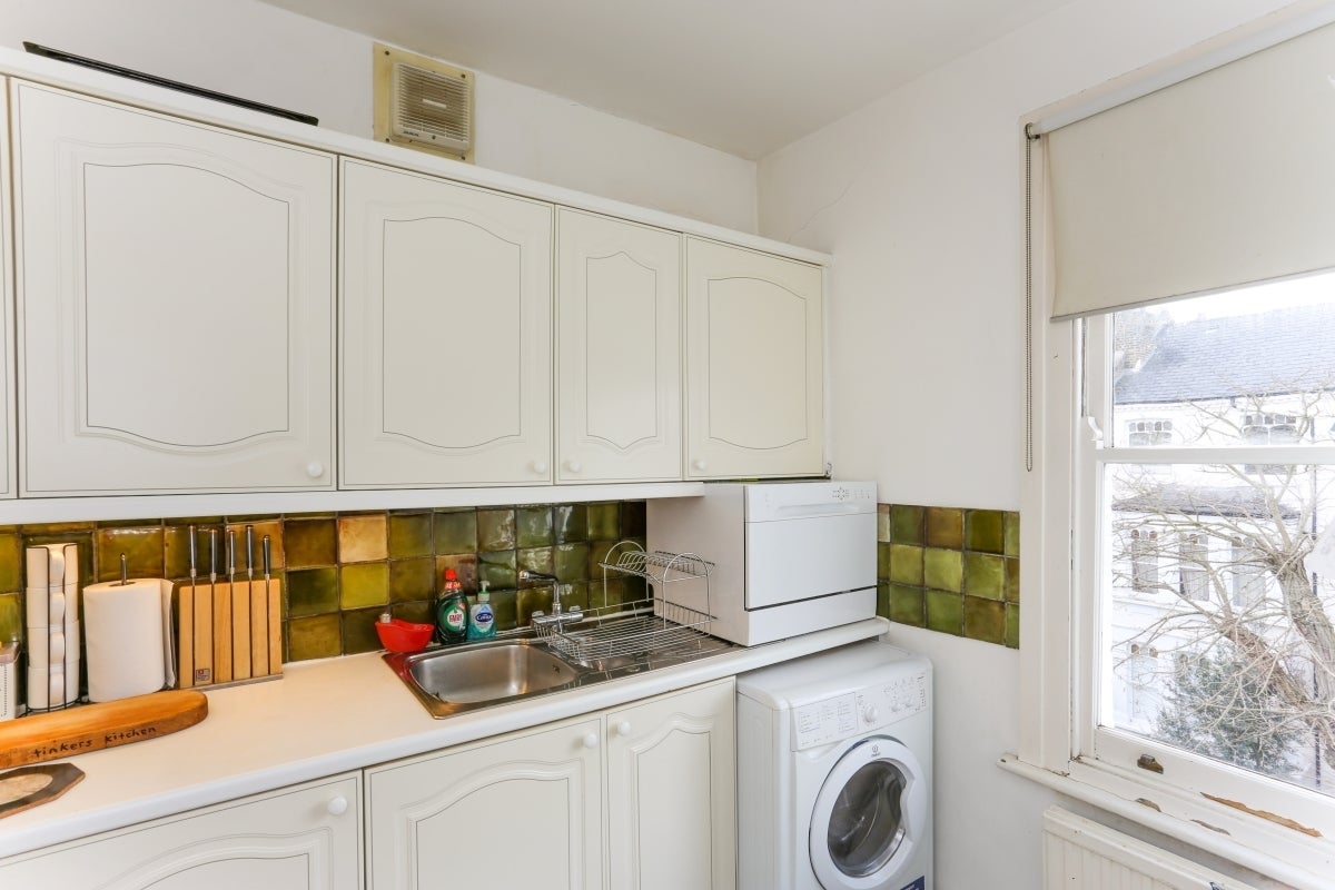 Flat Ennismore Avenue in Greater London
