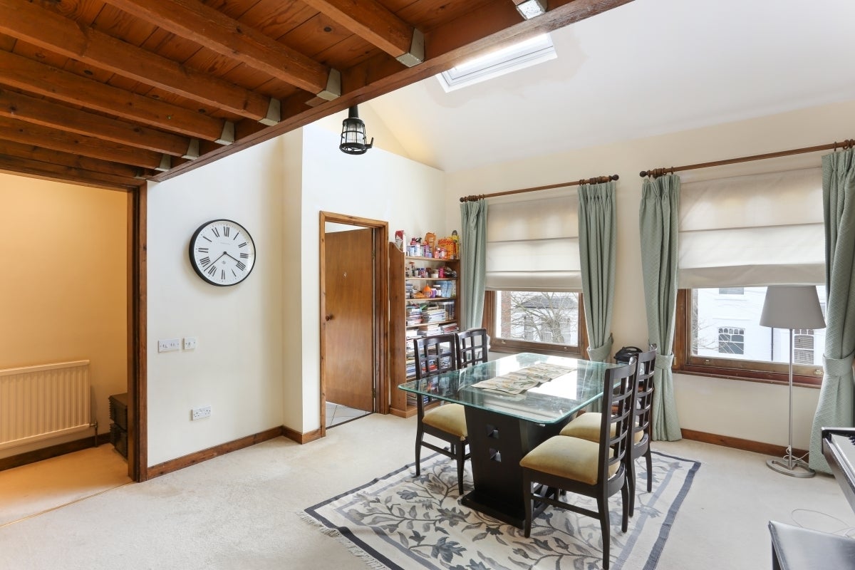 Flat Ennismore Avenue in Greater London