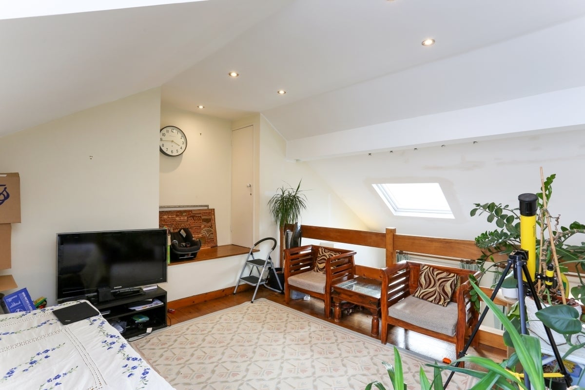 Flat Ennismore Avenue in Greater London