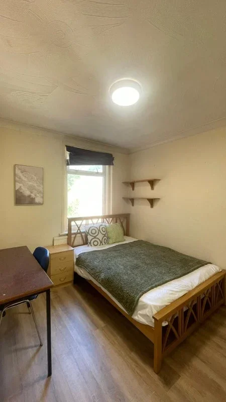 Room Cardigan Road in Bournemouth