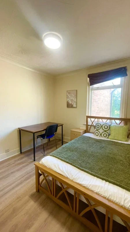 Room Cardigan Road in Bournemouth