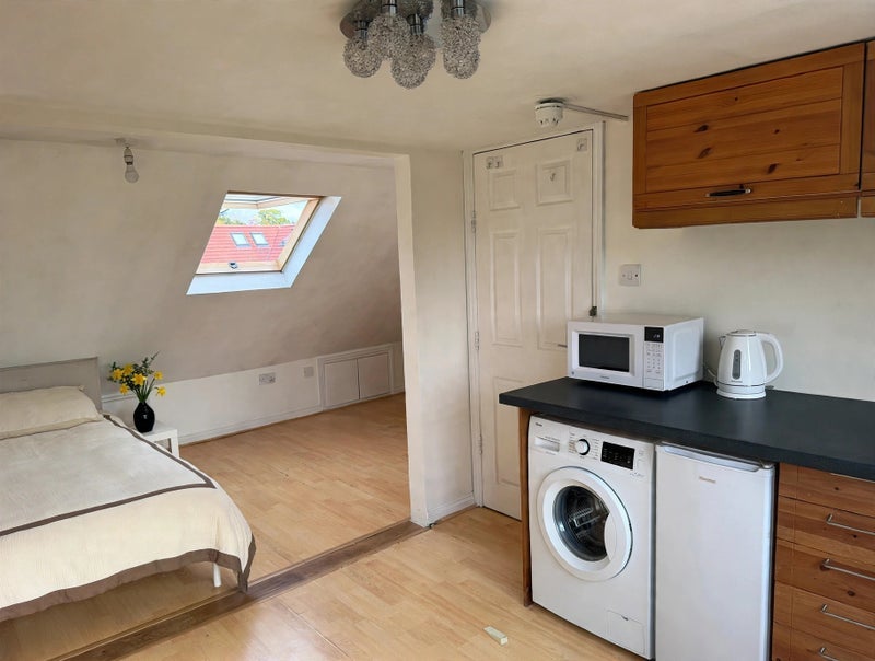 Flat Elmstead Avenue in Greater London