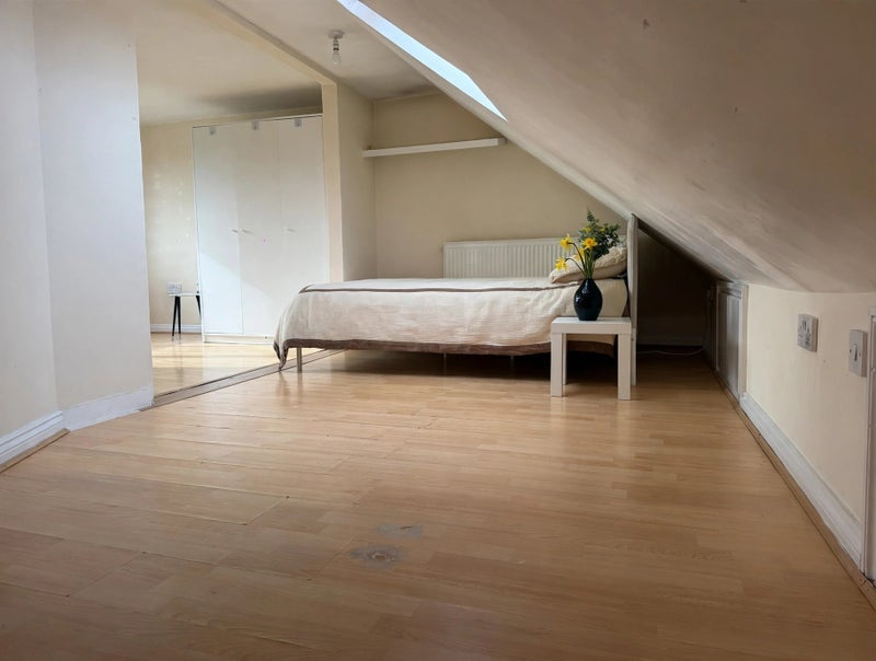 Flat Elmstead Avenue in Greater London