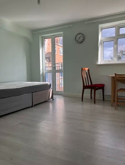 Flat London Road in Greater London