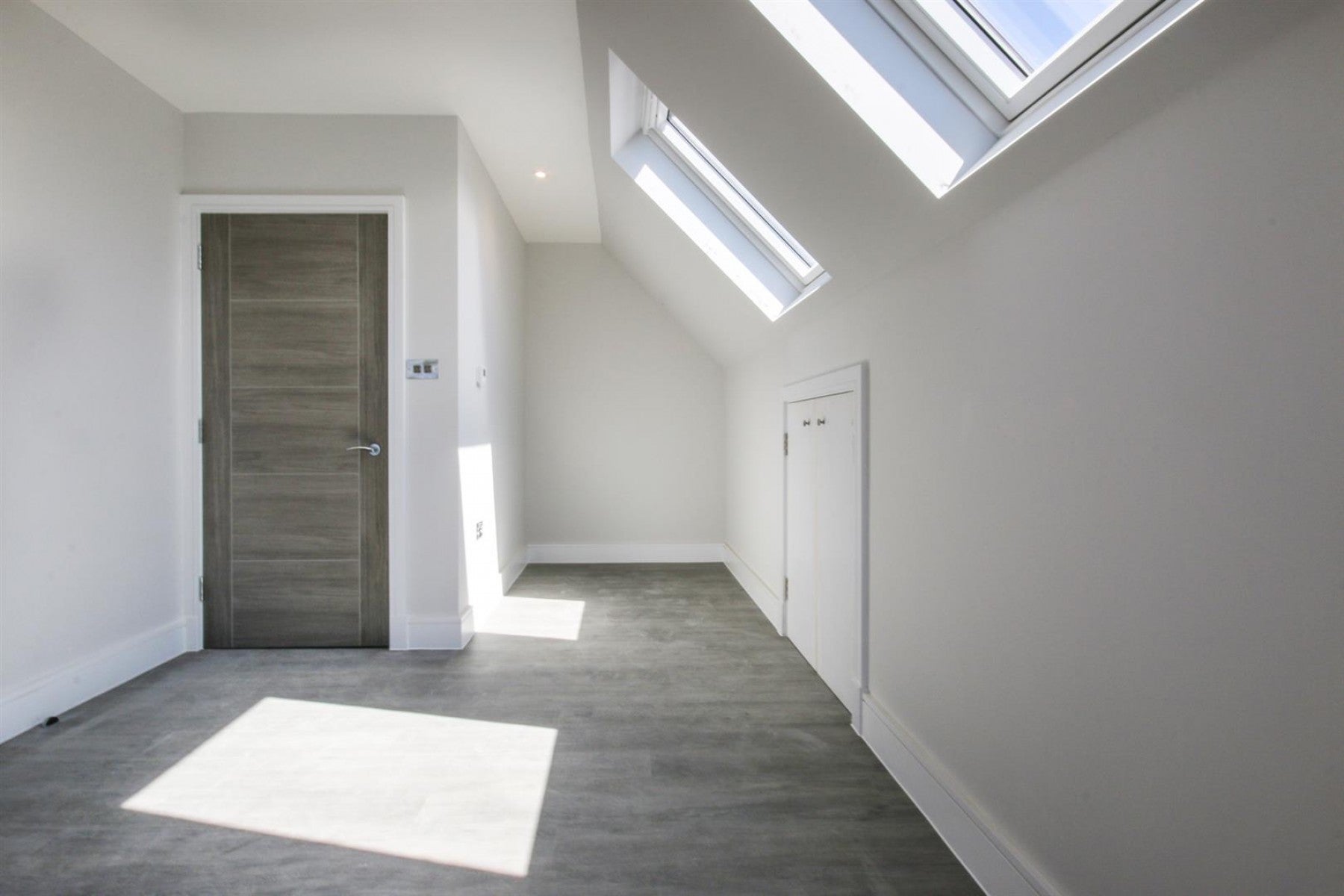 Flat Holden Road in Greater London