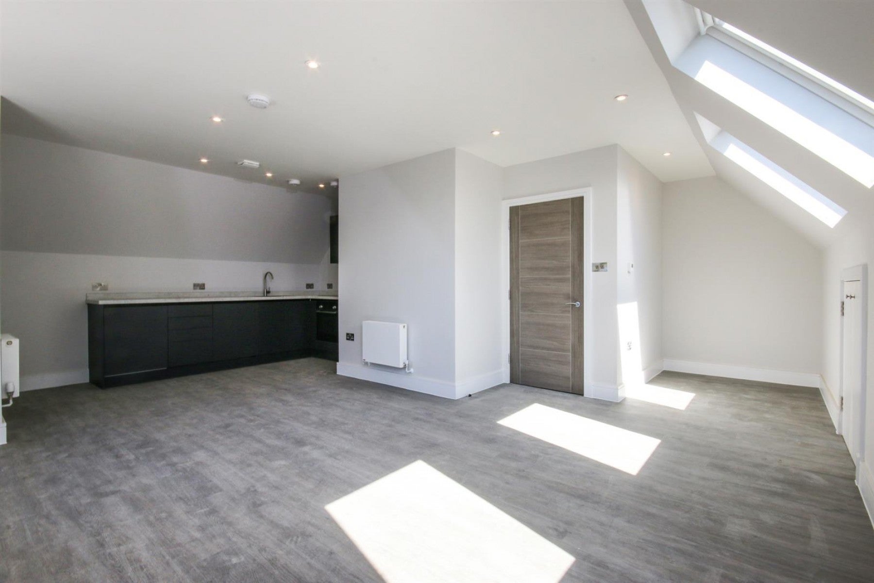 Flat Holden Road in Greater London