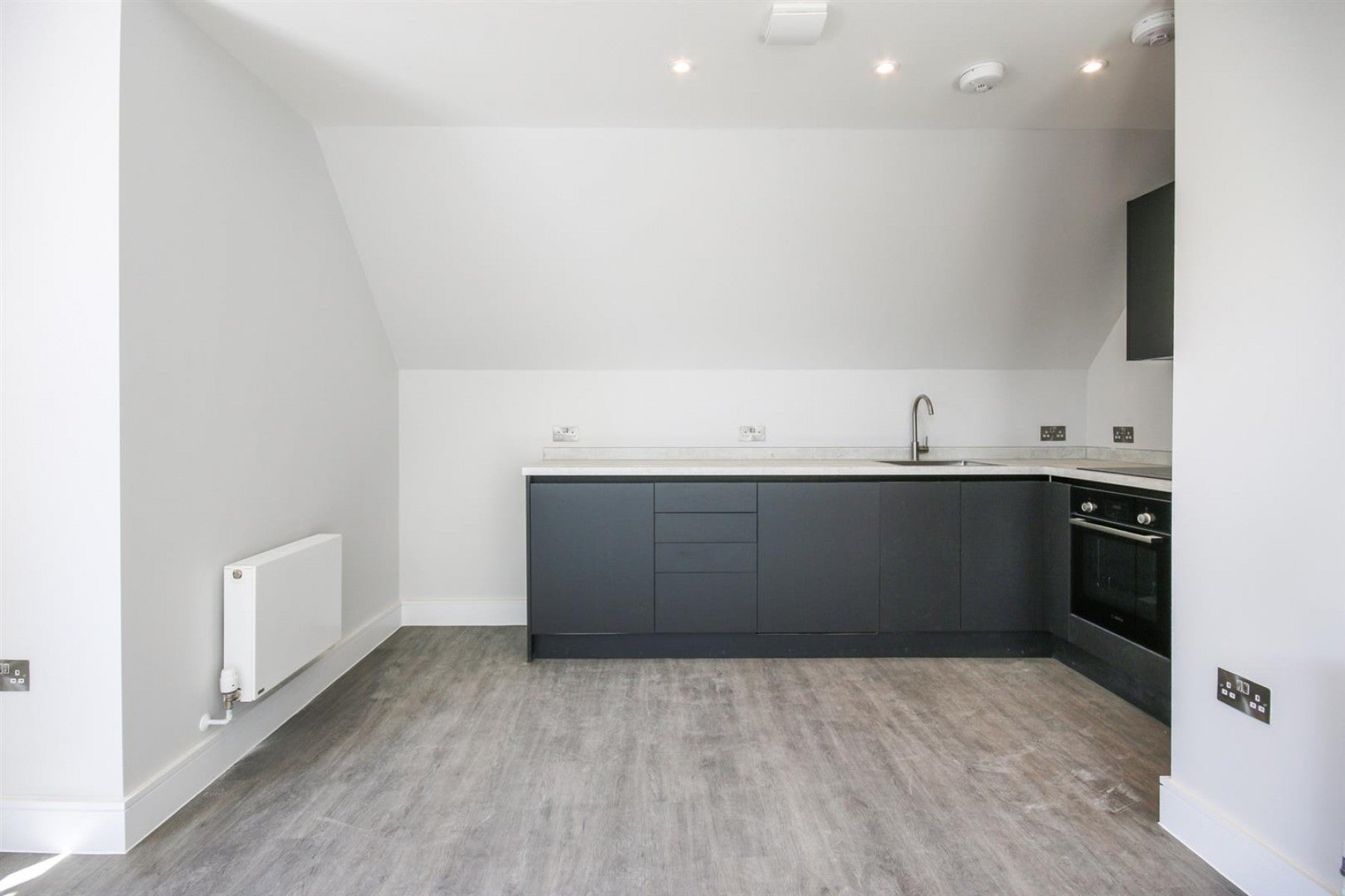Flat Holden Road in Greater London