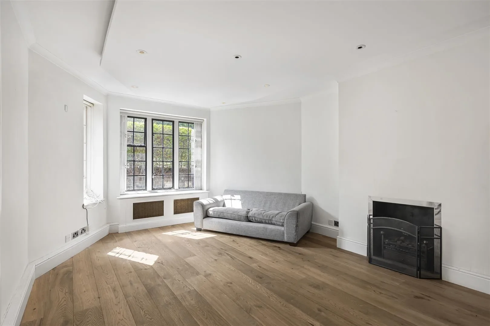 Flat Manor Fields in Greater London