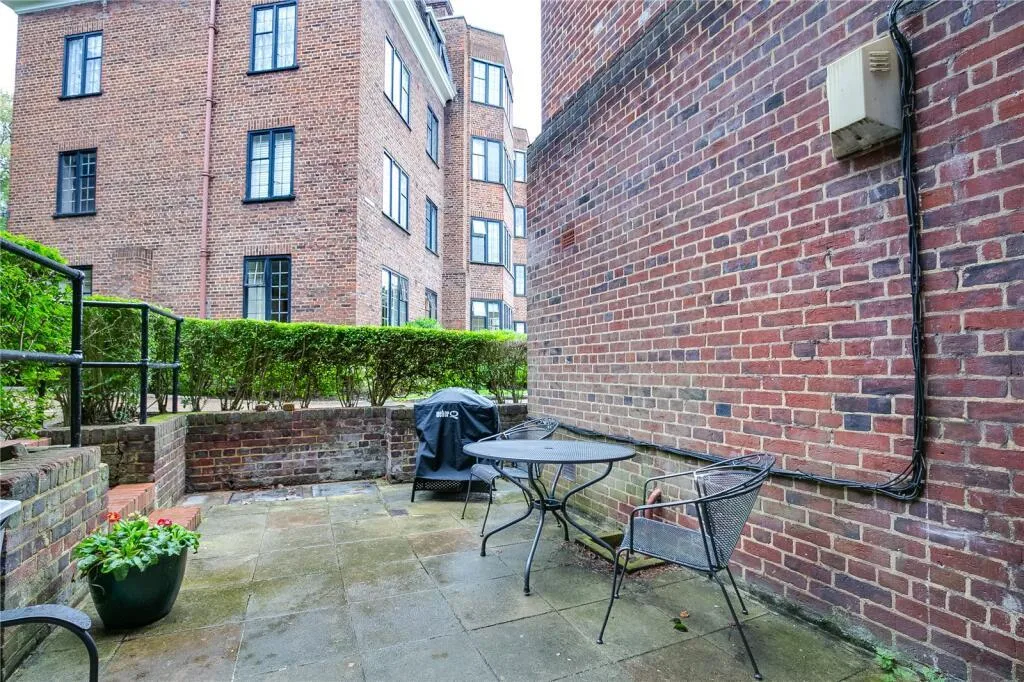Flat Manor Fields in Greater London