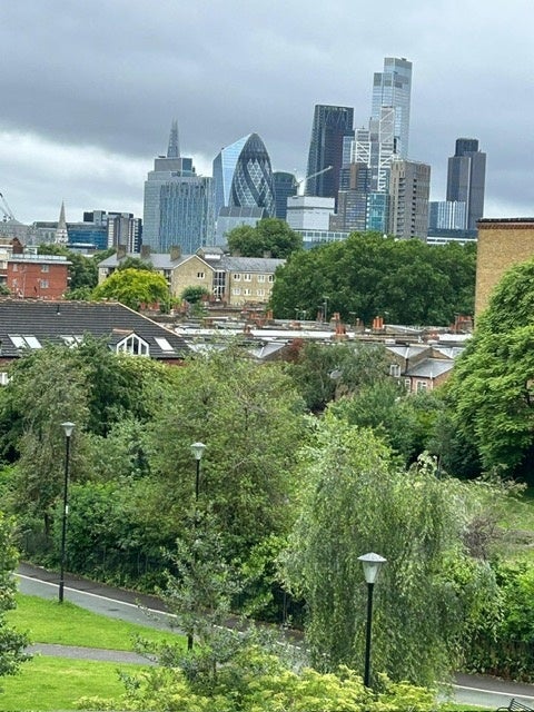 Flat Hackney Road in Greater London