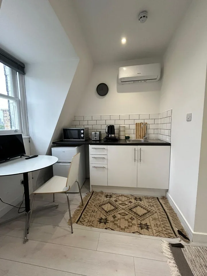 Flat Hackney Road in Greater London
