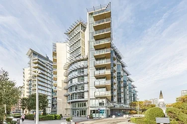 Flat Juniper Drive in Greater London