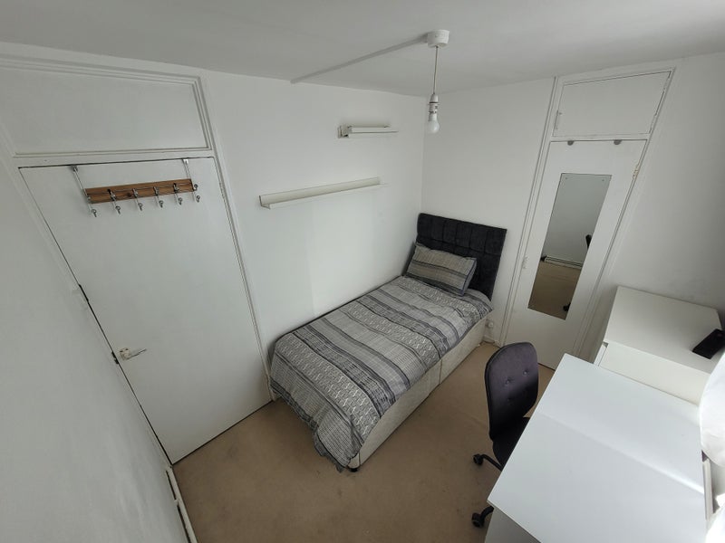 Room De Beauvoir Road in Greater London