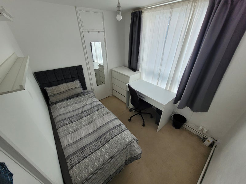 Room De Beauvoir Road in Greater London
