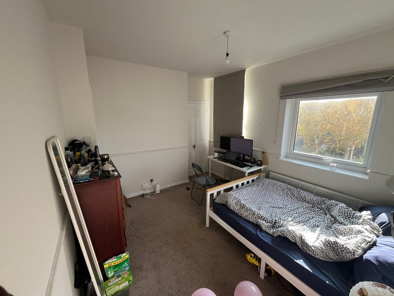 Room Barnfield Place in Greater London