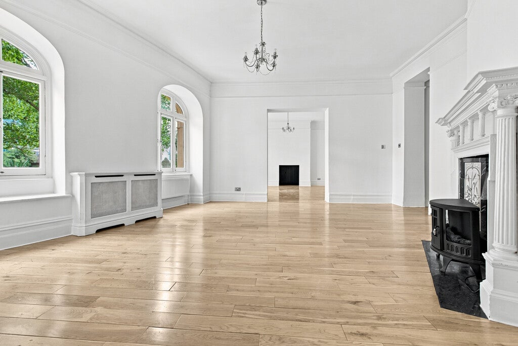 Flat Adam and Eve Mews in Greater London