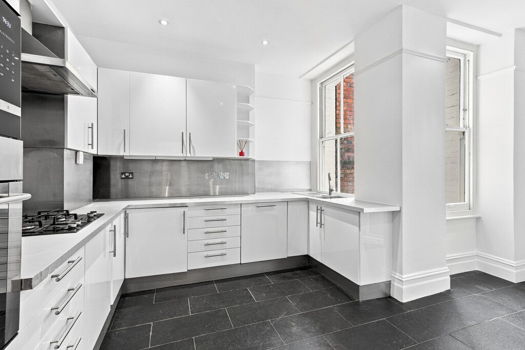 Flat Adam and Eve Mews in Greater London