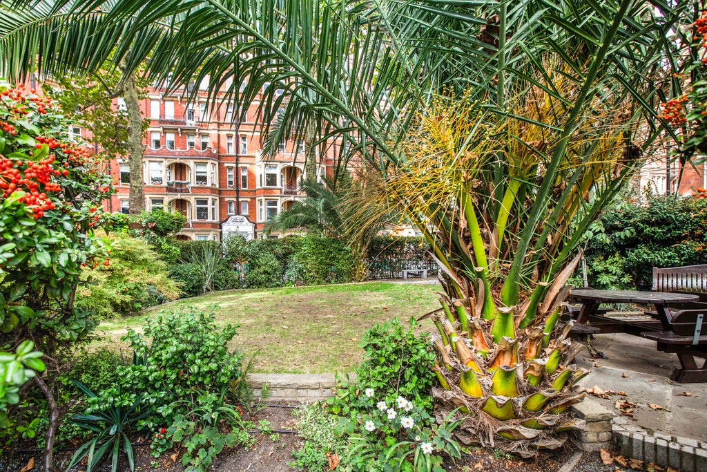 Flat Adam and Eve Mews in Greater London