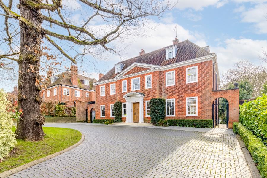 House Ingram Avenue in Greater London