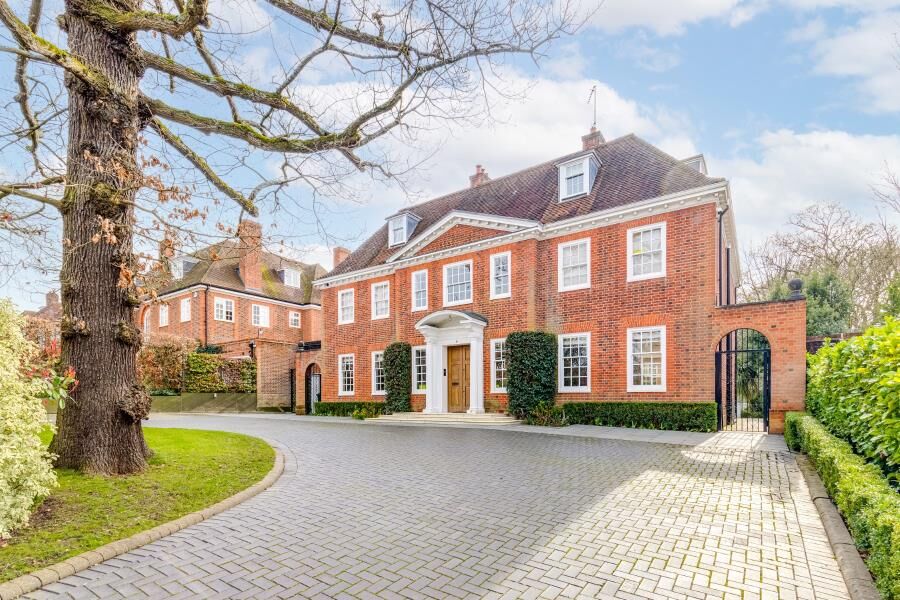 House Ingram Avenue in Greater London