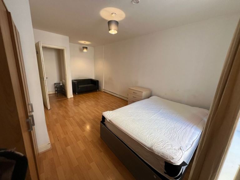 Flat Niddry Street in City of Edinburgh