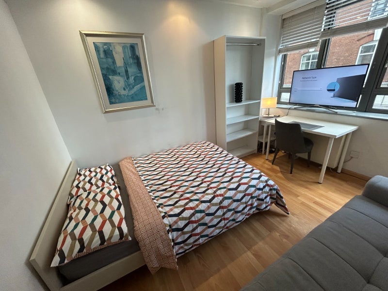 Room City Road in Greater London