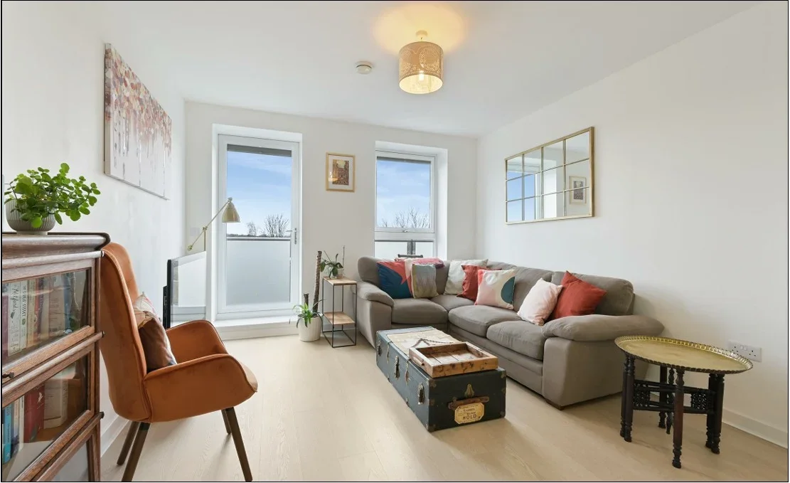 Flat Coombe Lane in Greater London