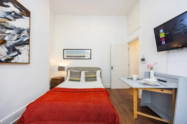 Flat Warwick Road in Greater London