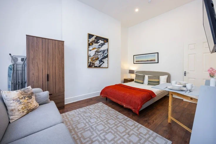 Flat Warwick Road in Greater London