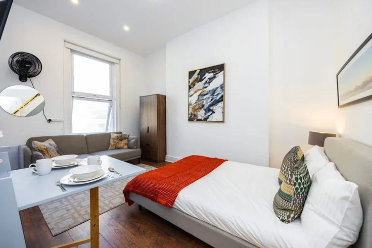 Flat Warwick Road in Greater London