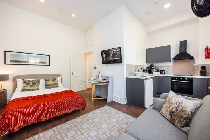 Flat Warwick Road in Greater London