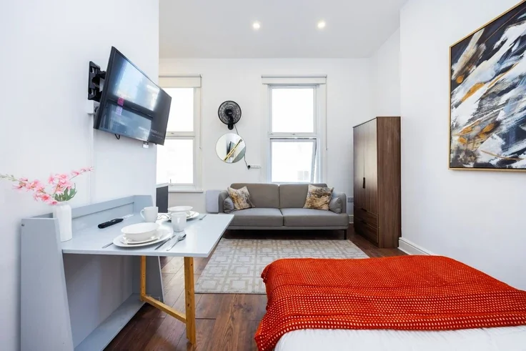 Flat Warwick Road in Greater London