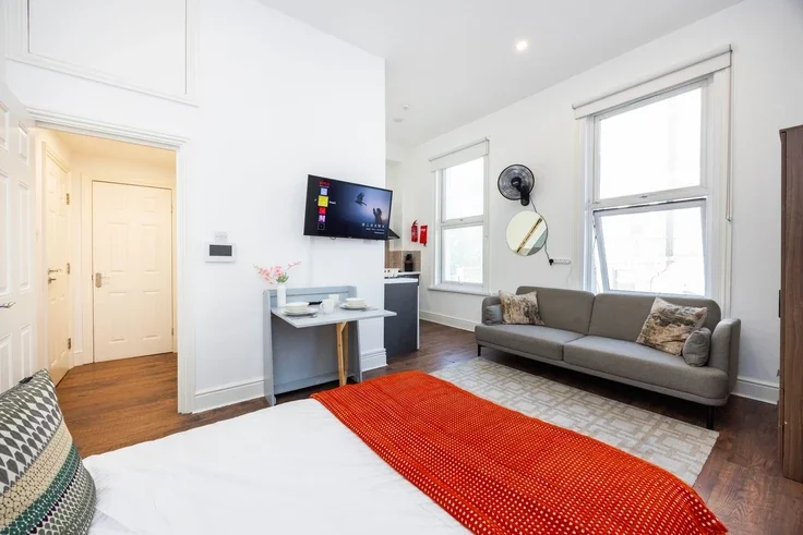 Flat Warwick Road in Greater London