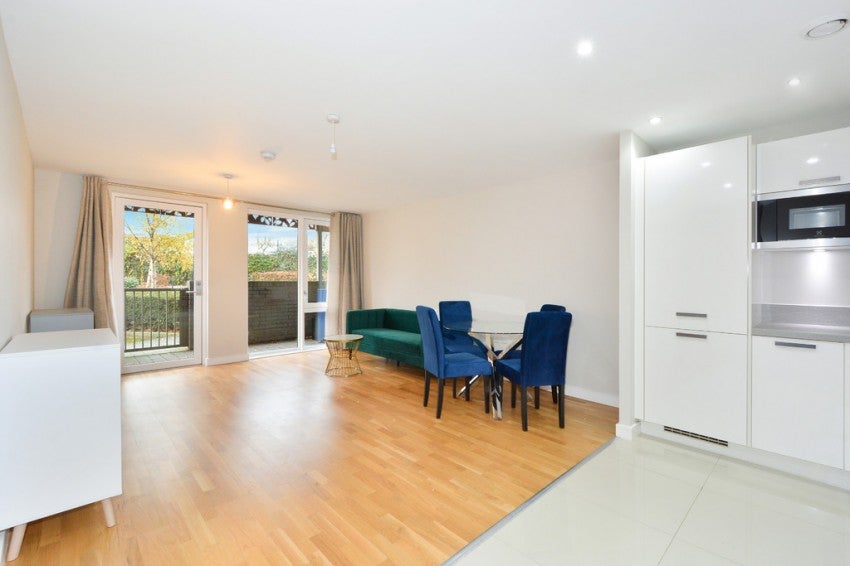 Flat Blondin Way in Greater London